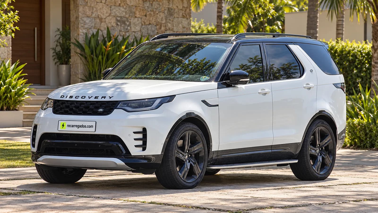 Land Rover Discovery de sete lugares em residência no interior de São Paulo, imagem gerada com IA a partir de foto real