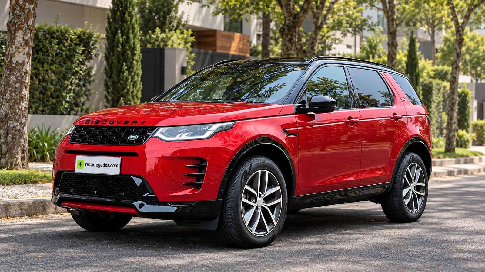 Land Rover Discovery Sport em rua arborizada de Curitiba, imagem gerada com IA a partir de foto real