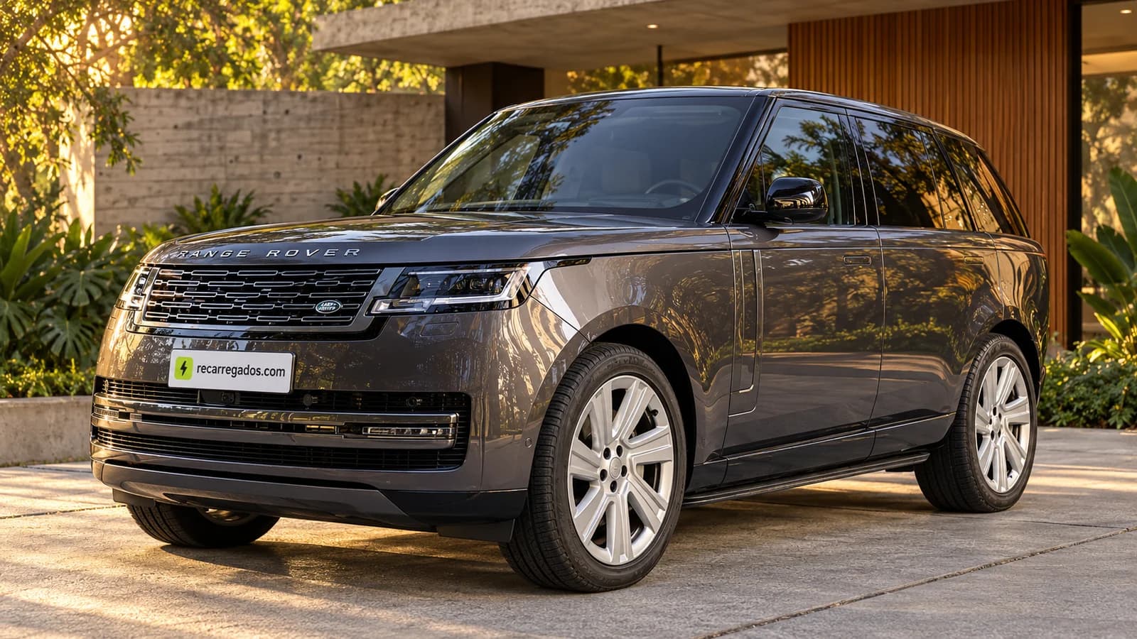 Range Rover P550e em residência modernista brasileira, imagem gerada com IA a partir de foto real