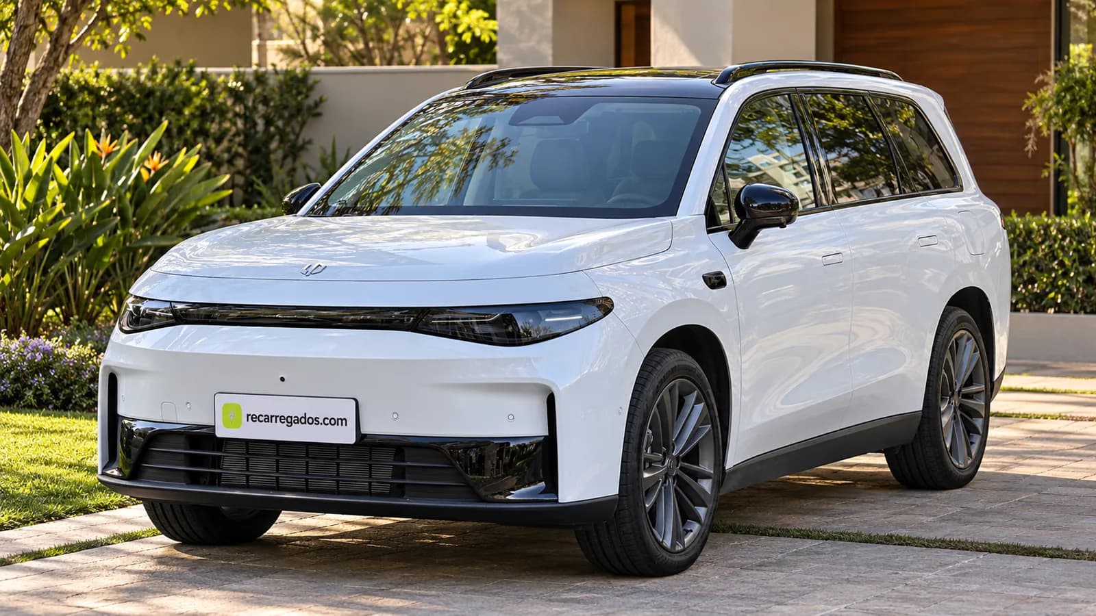 Leapmotor C16 branco em casa de Campinas, imagem gerada com IA a partir de foto real