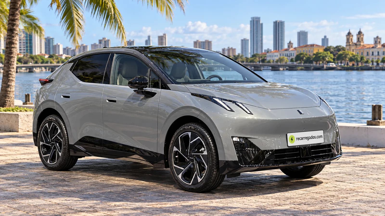 Lynk & Co Z20 cinza-claro em orla de rio do Recife, imagem gerada com IA a partir de foto real