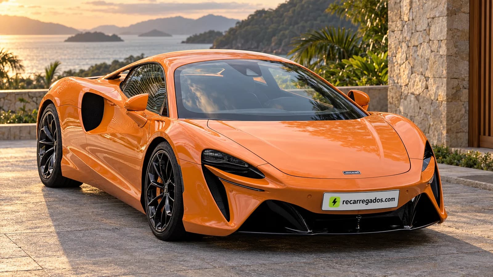 McLaren Artura em residência no litoral de Angra dos Reis, imagem gerada com IA a partir de foto real