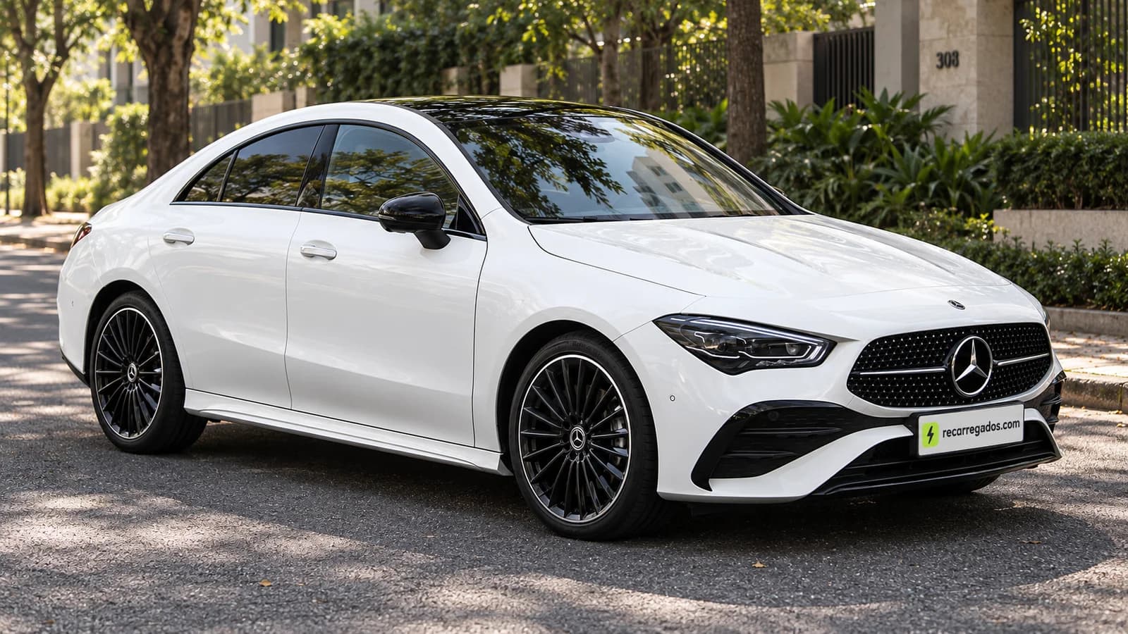Mercedes-Benz CLA 200 AMG Line facelift em rua arborizada de São Paulo, imagem gerada com IA a partir de foto real