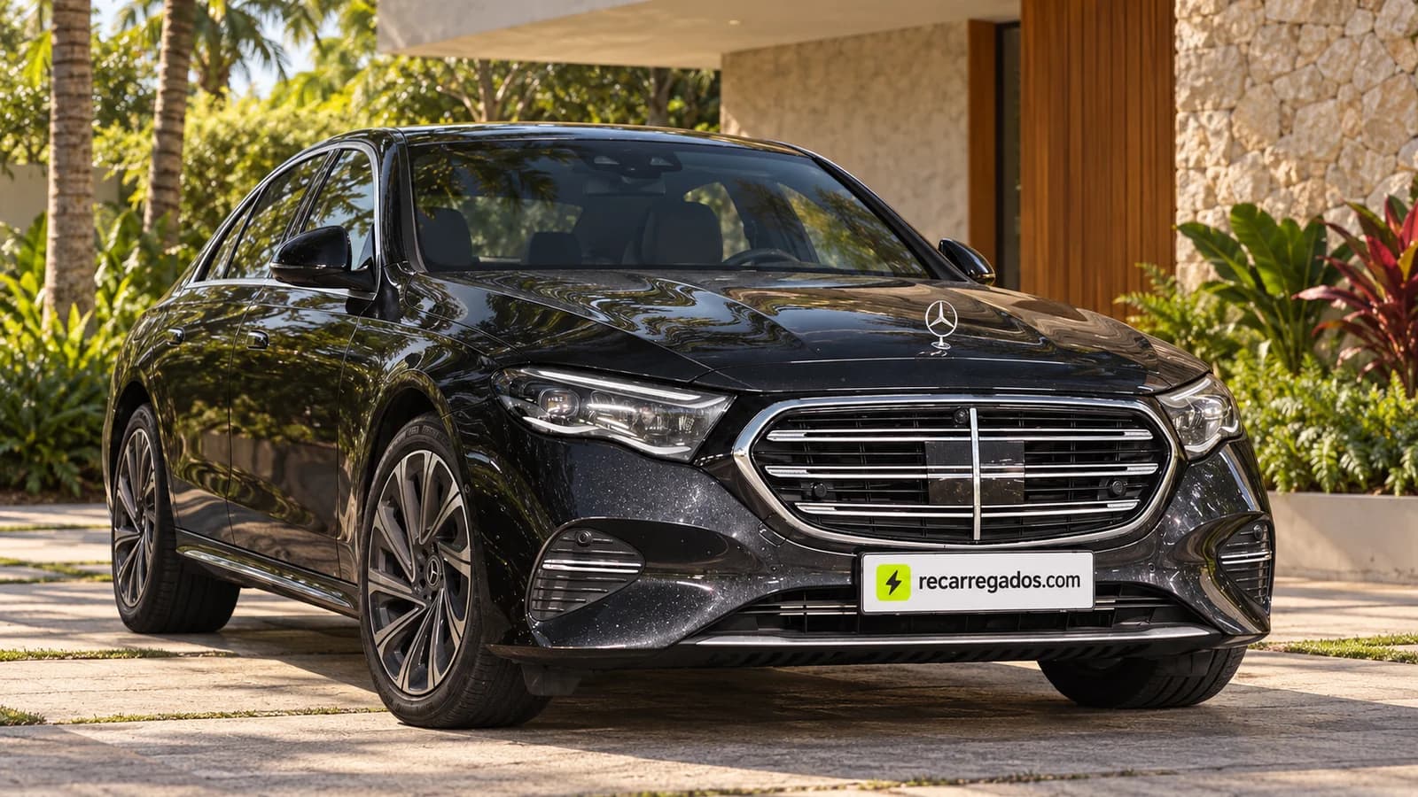 Mercedes-Benz E 300 Exclusive W214 em residência modernista brasileira, imagem gerada com IA a partir de foto real