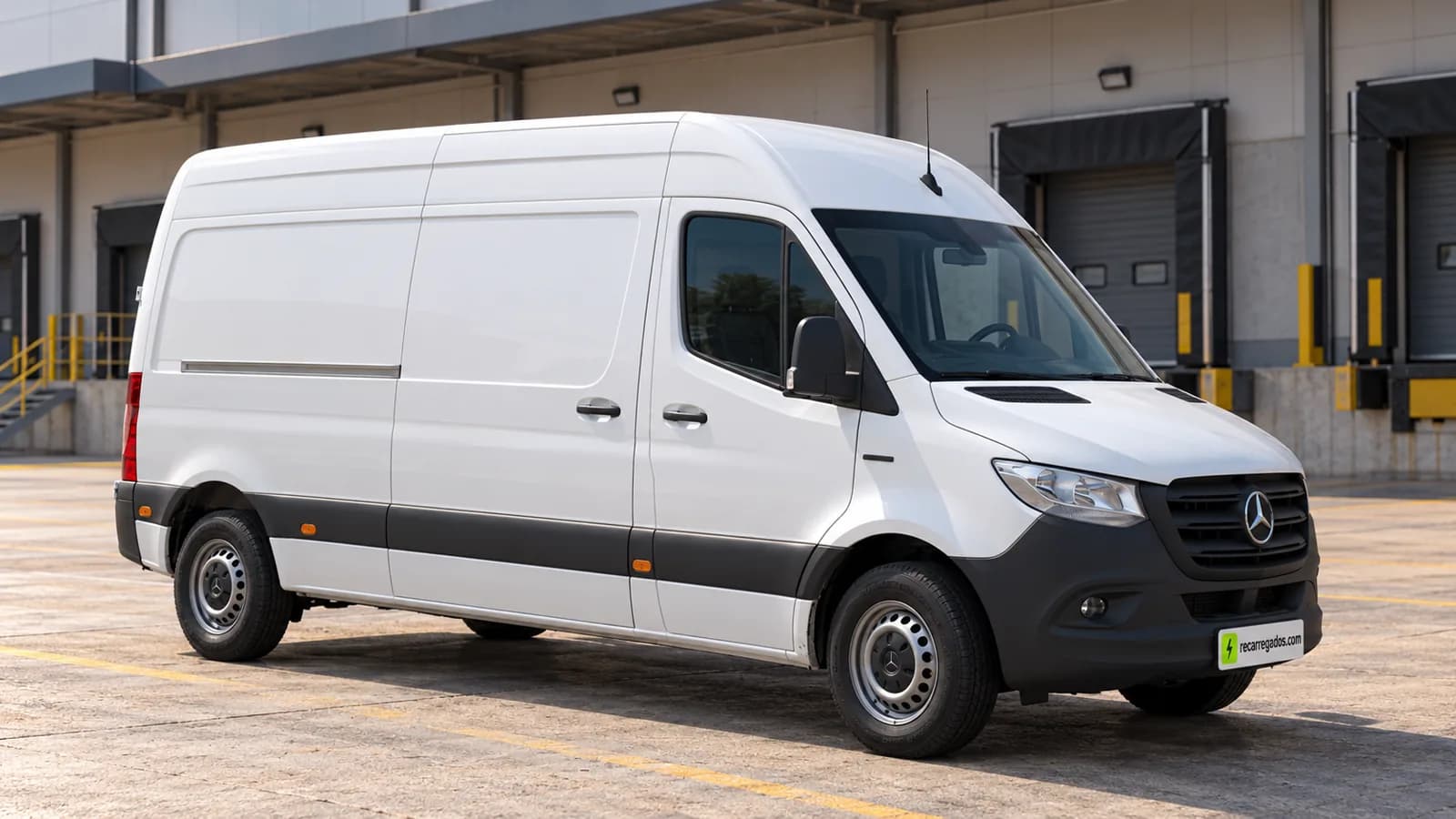 Mercedes-Benz eSprinter furgão branco em centro de distribuição em São Paulo, imagem gerada com IA a partir de foto real