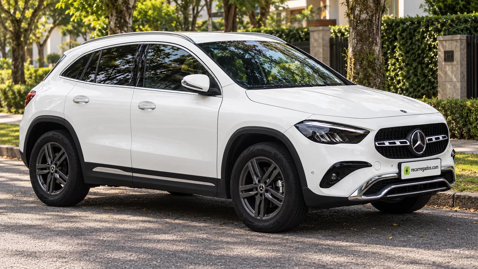 Mercedes-Benz GLA 200 facelift H247 em rua residencial de Curitiba, imagem gerada com IA a partir de foto real