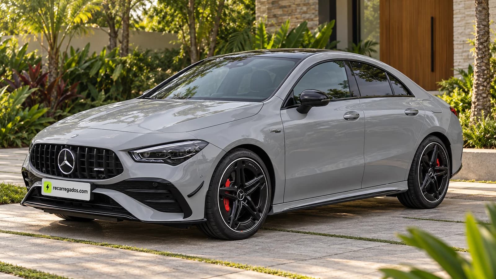 Mercedes-AMG CLA 35 cinza, sedã cupê em uma casa contemporânea, imagem gerada com IA a partir de foto real