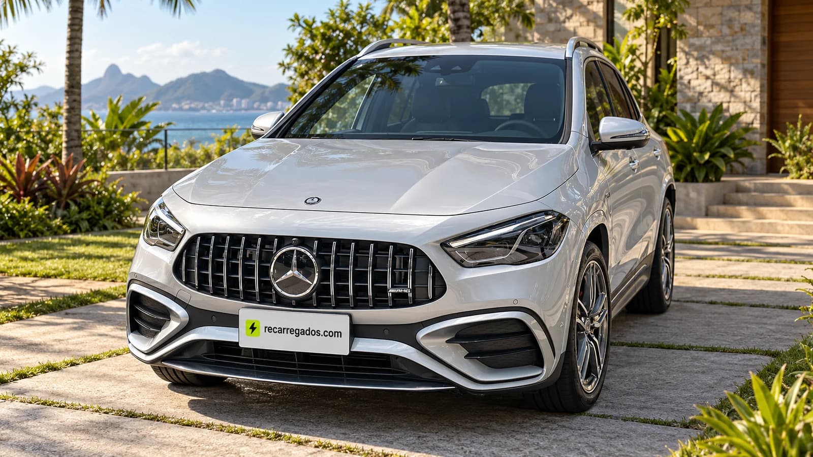 Mercedes-AMG GLA 35 prata, SUV compacto em uma casa no litoral, imagem gerada com IA a partir de foto real