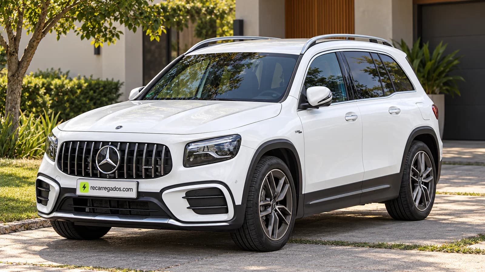 Mercedes-AMG GLB 35 4MATIC facelift X247 em residência familiar brasileira, imagem gerada com IA a partir de foto real