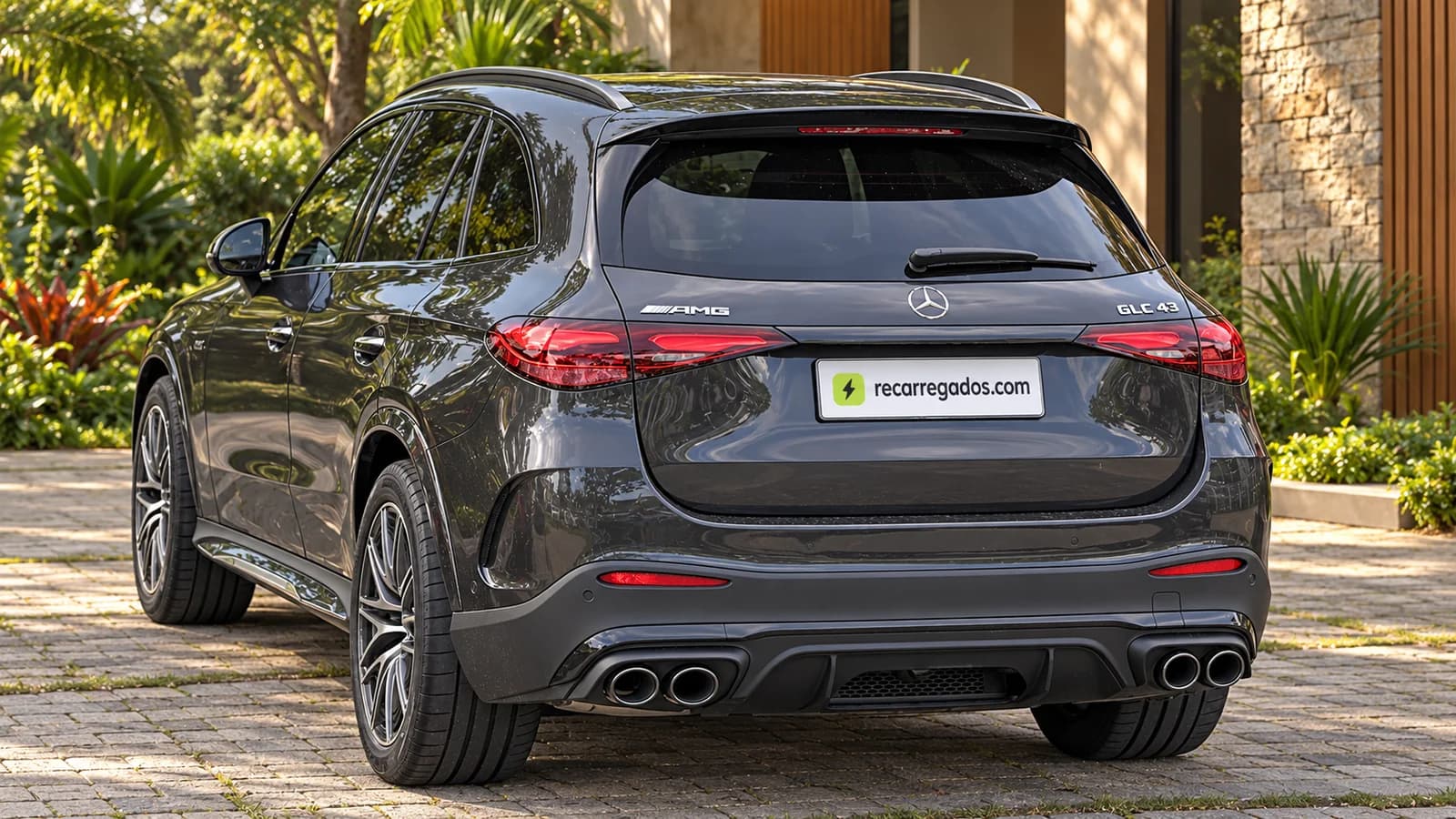 Mercedes-AMG GLC 43 4MATIC X254 SUV em residência contemporânea brasileira, imagem gerada com IA a partir de foto real