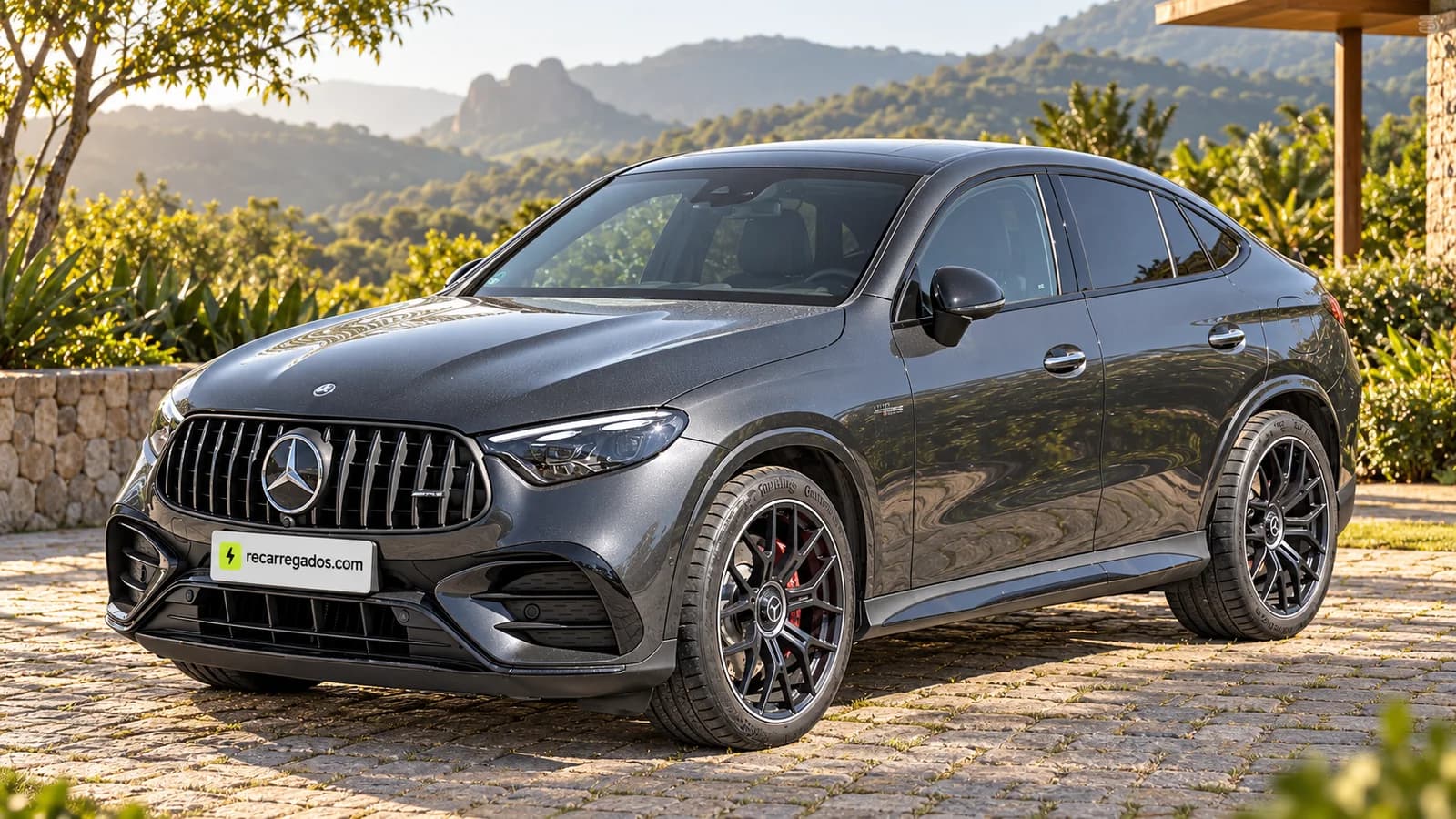 Mercedes-AMG GLC 63 S E Performance cinza, SUV cupê em uma casa de campo, imagem gerada com IA a partir de foto real