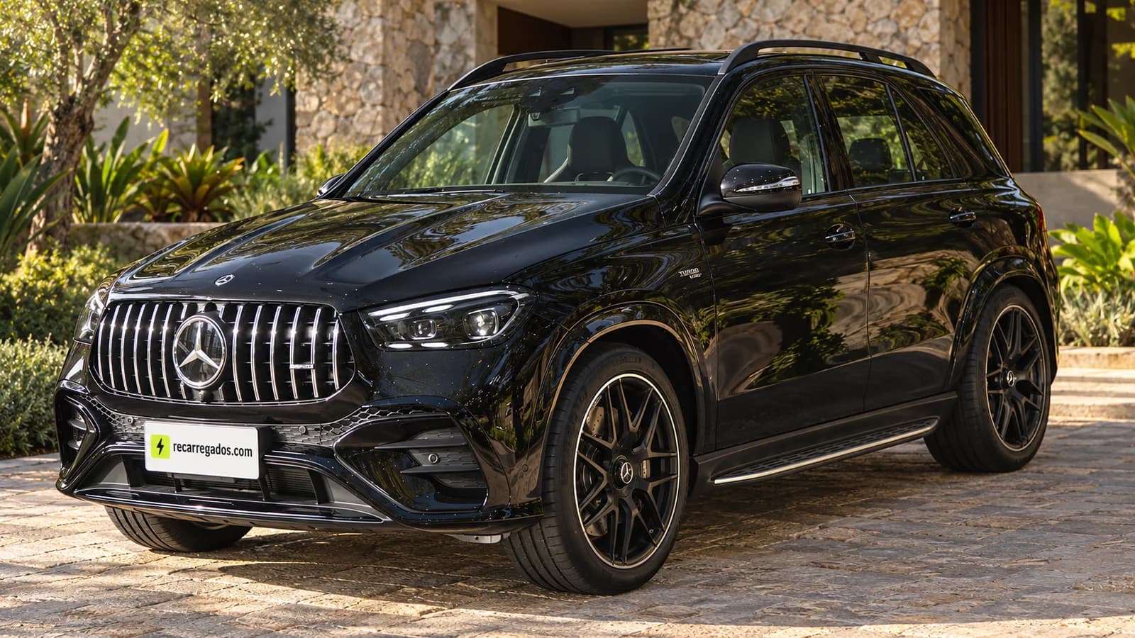 Mercedes-AMG GLE 53 preto, SUV em uma casa de campo, imagem gerada com IA a partir de foto real