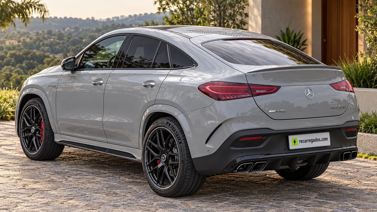 Mercedes-AMG GLE 63 S cinza, SUV cupê em uma casa de campo, imagem gerada com IA a partir de foto real