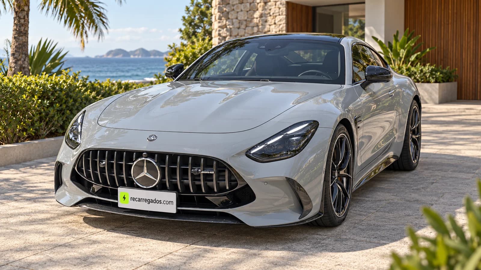 Mercedes-AMG GT 63 E Performance cinza, cupê de duas portas em uma casa no litoral, imagem gerada com IA a partir de foto real