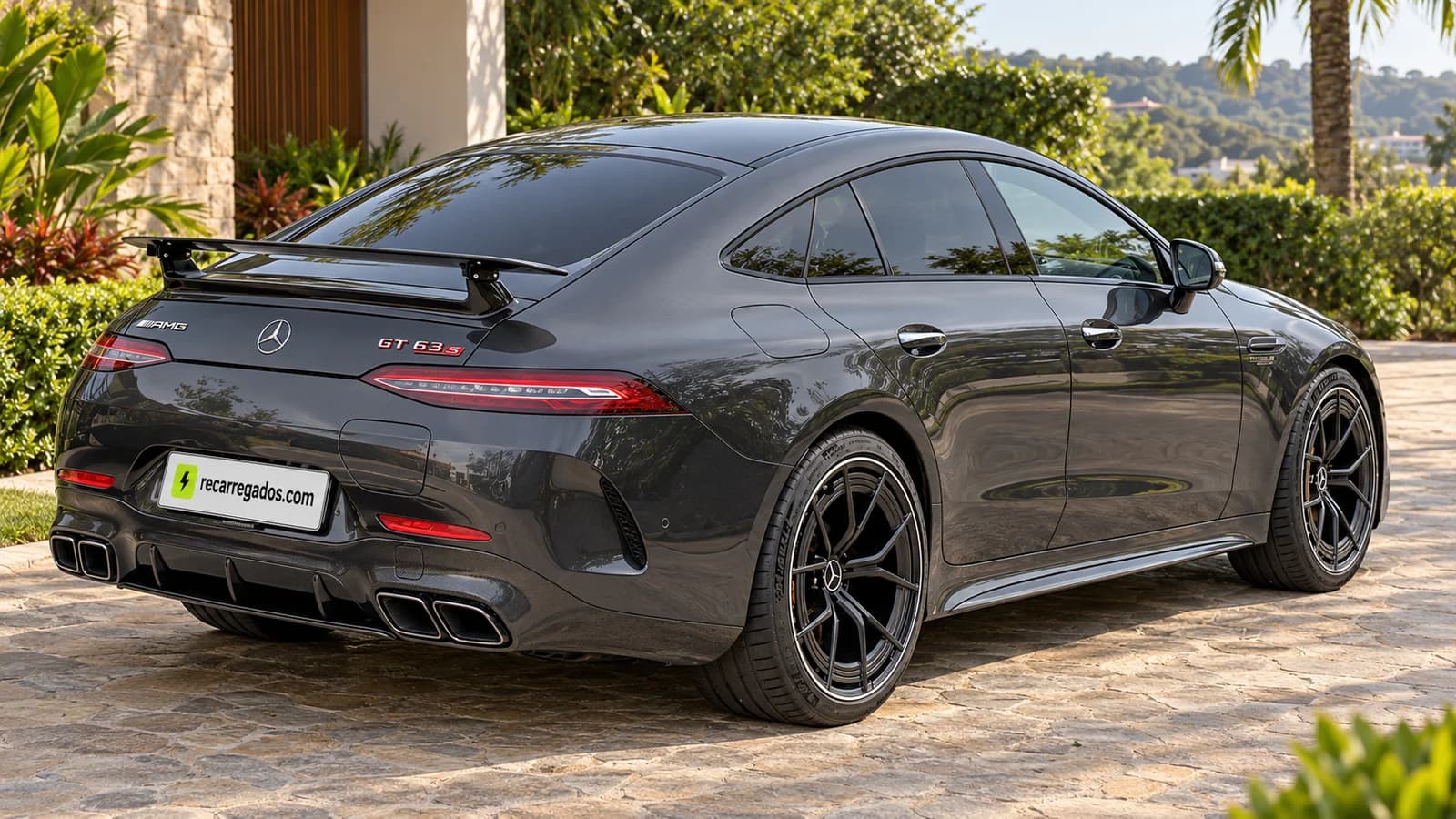 Mercedes-AMG GT 63 S E Performance cinza, cupê de quatro portas em uma casa contemporânea, imagem gerada com IA a partir de foto real