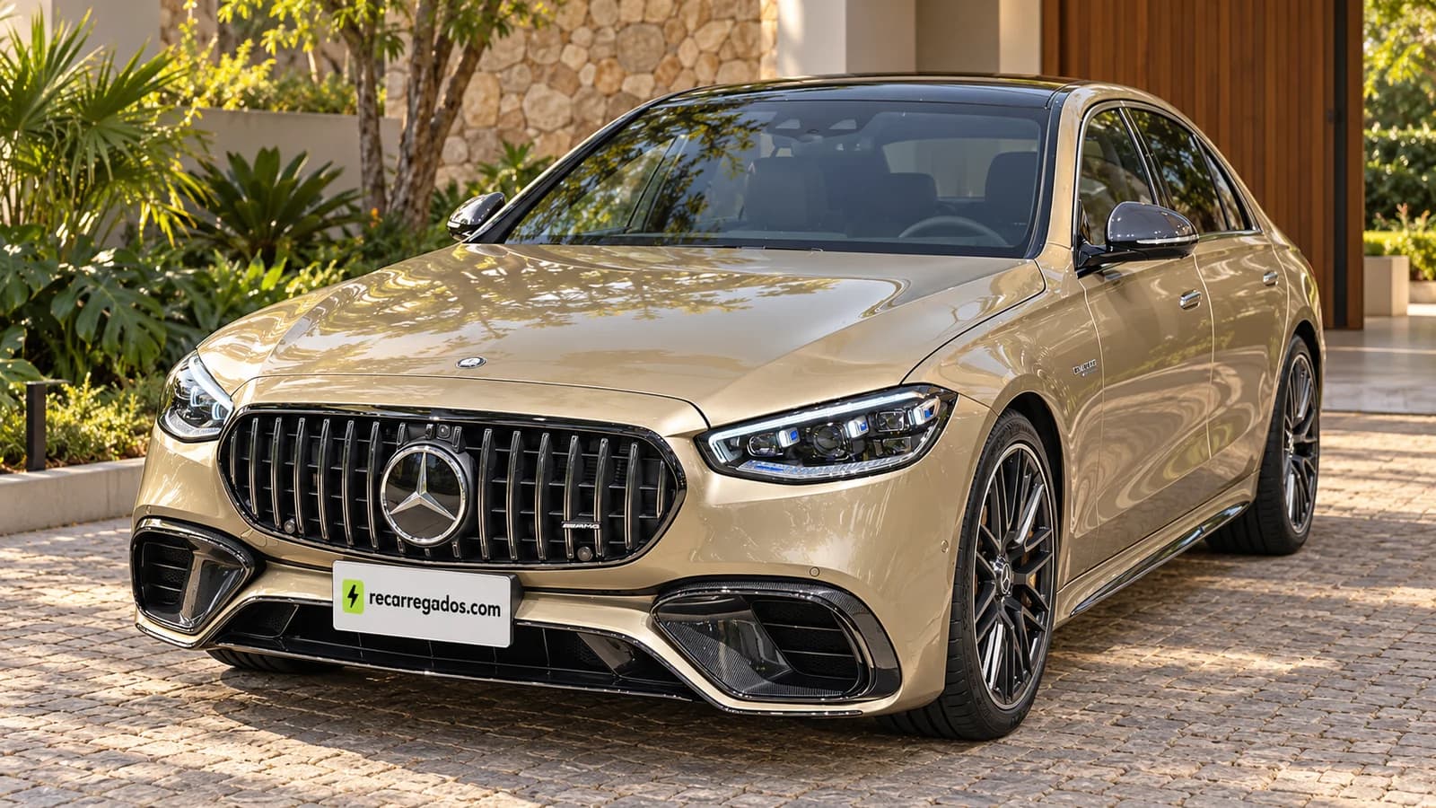 Mercedes-AMG S 63 E Performance dourado claro, sedã em uma casa contemporânea, imagem gerada com IA a partir de foto real
