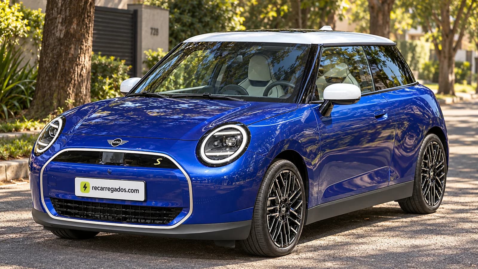 MINI Cooper SE J01 em rua arborizada de São Paulo, imagem gerada com IA a partir de foto real