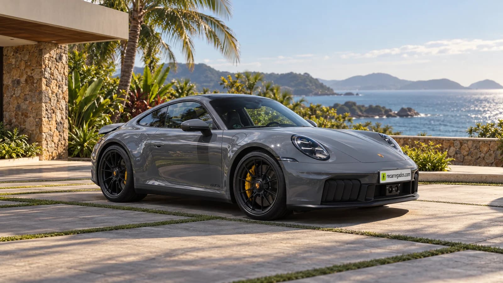 Porsche 911 Carrera GTS T-Hybrid cinza, cupê 992.2 em uma casa no litoral, imagem gerada com IA a partir de foto real