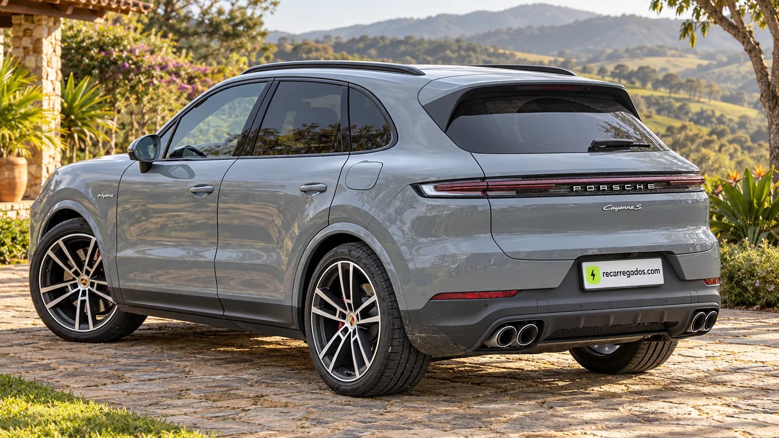 Porsche Cayenne S E-Hybrid cinza, SUV em uma casa de campo, imagem gerada com IA a partir de foto real