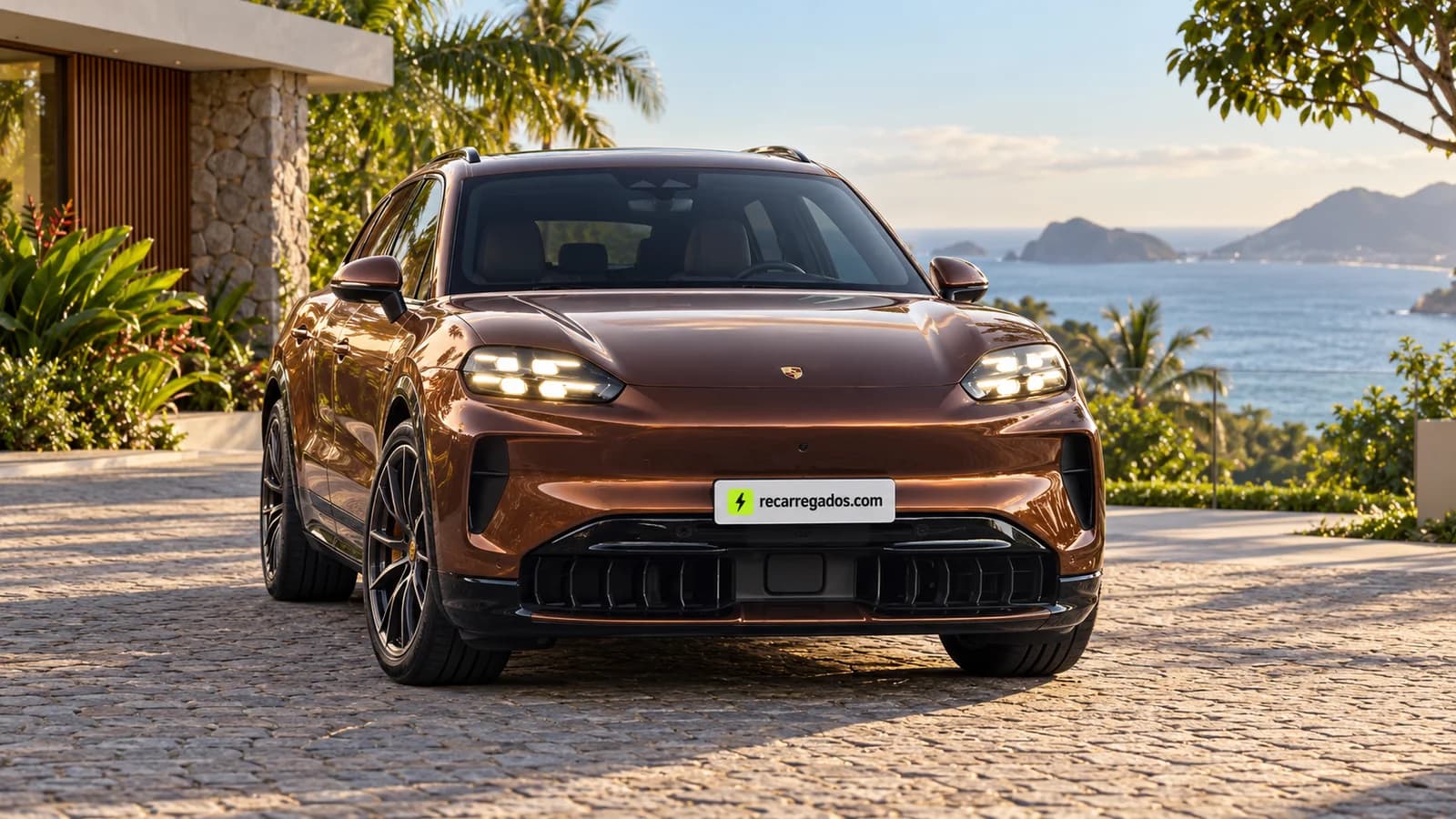 Porsche Cayenne Electric dourado, SUV elétrico da geração E4 em uma casa no litoral, imagem gerada com IA a partir de foto real