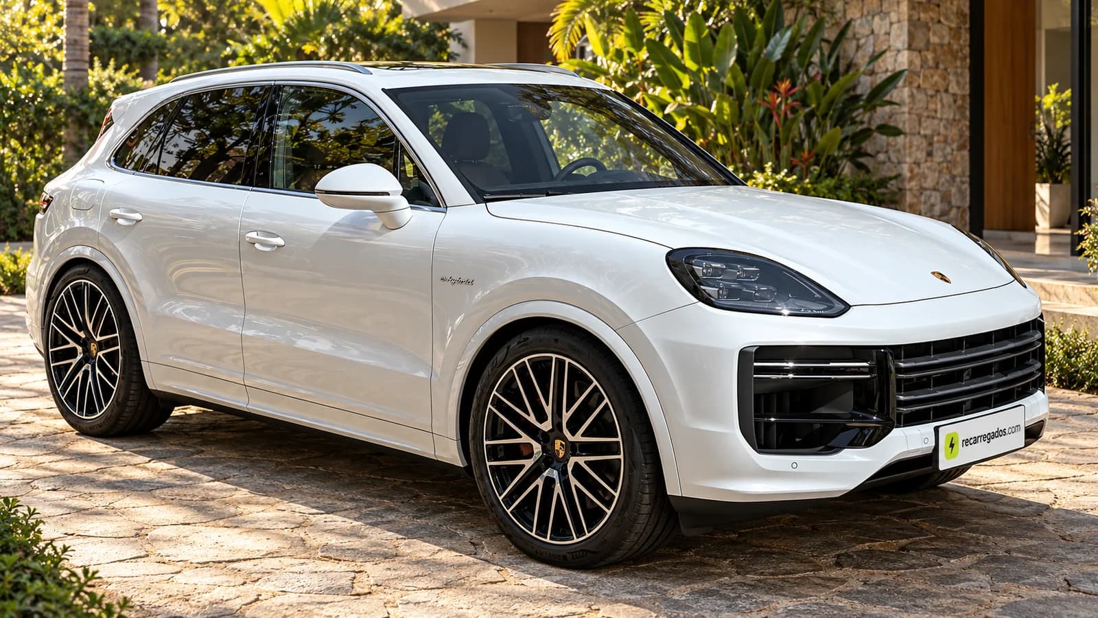 Porsche Cayenne Turbo E-Hybrid branco, SUV em uma casa contemporânea, imagem gerada com IA a partir de foto real