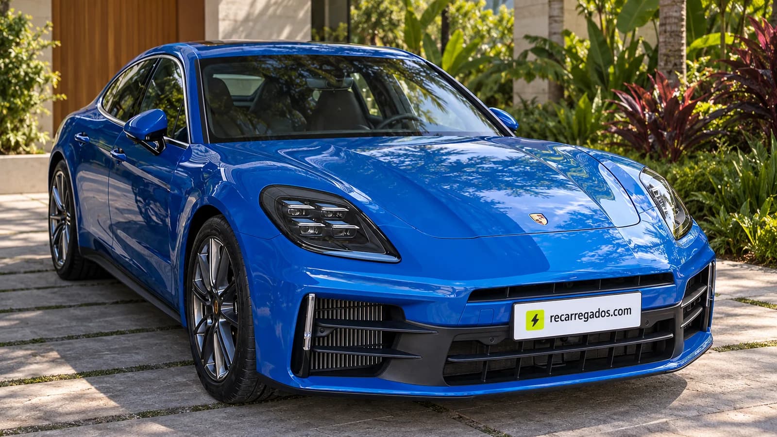 Porsche Panamera 4 E-Hybrid azul, sedã da geração 972 em uma casa contemporânea, imagem gerada com IA a partir de foto real