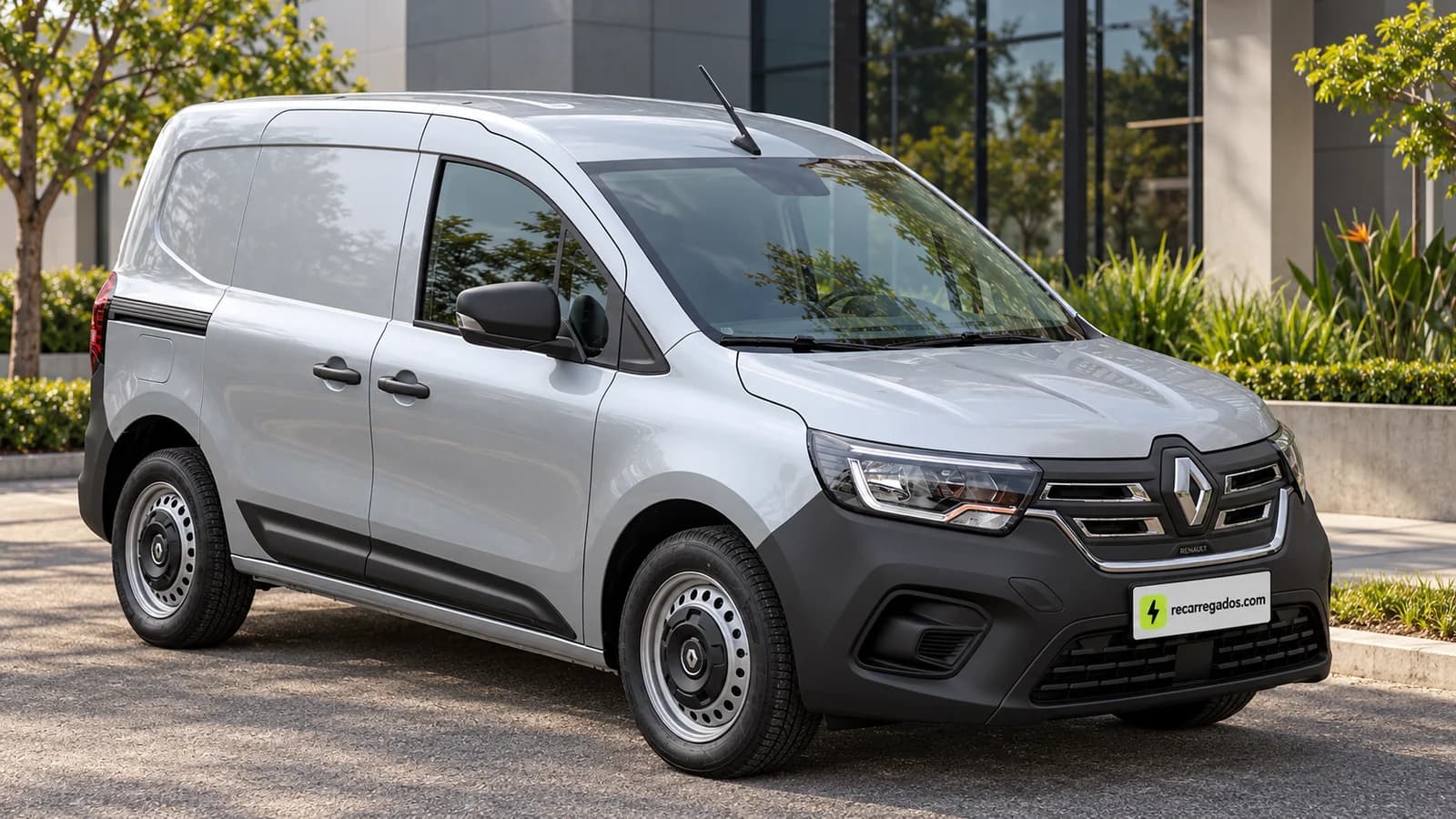 Renault Kangoo E-Tech prata, furgão elétrico em um cenário comercial contemporâneo, imagem gerada com IA a partir de foto real