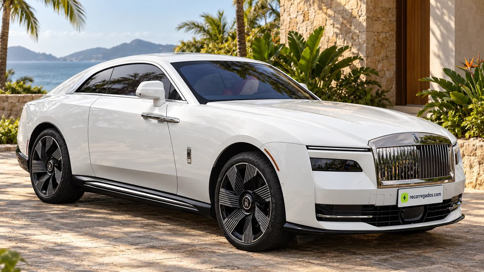 Rolls-Royce Spectre branco, cupê elétrico em uma casa no litoral, imagem gerada com IA a partir de foto real