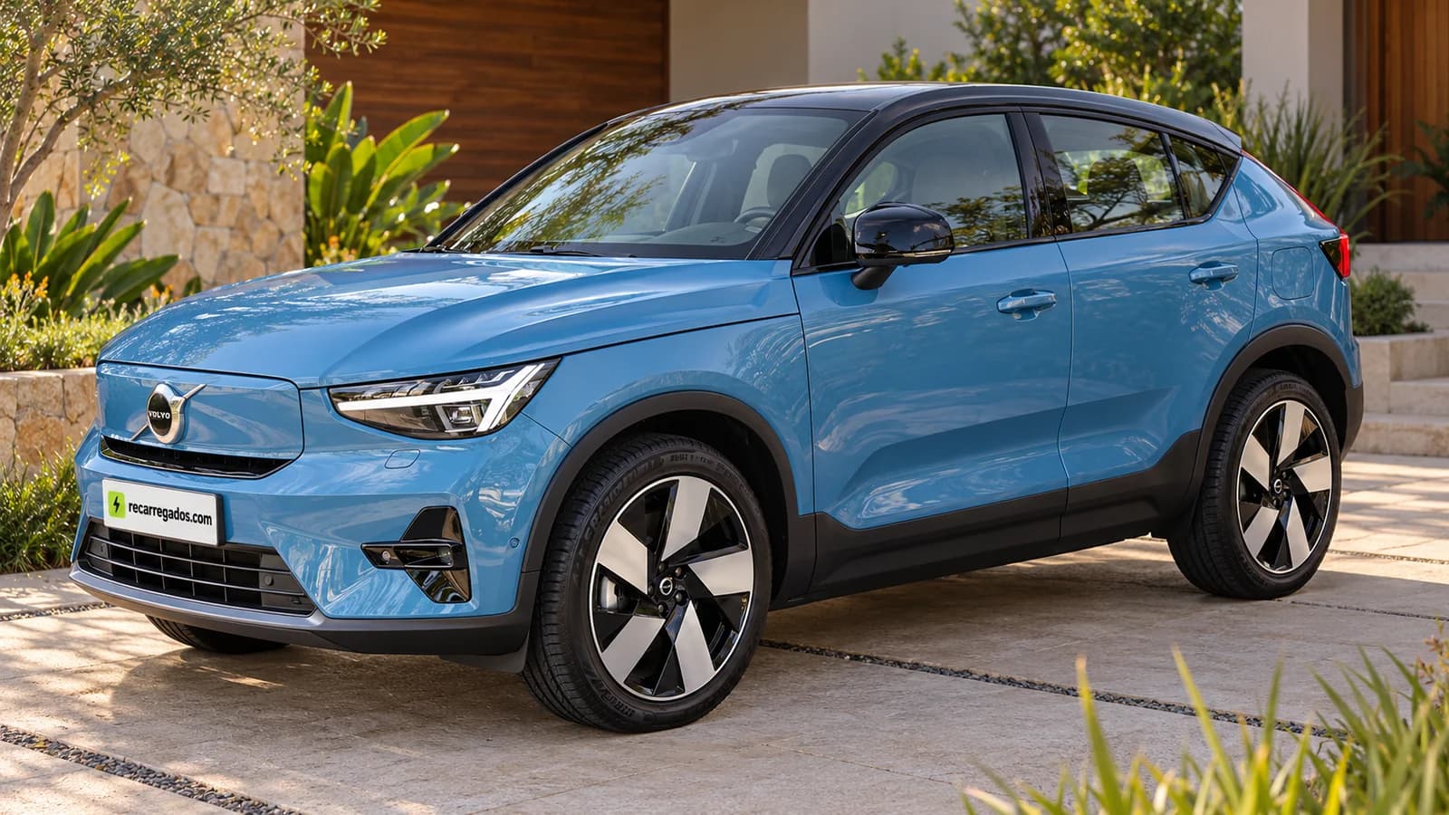 Volvo EC40 azul, SUV cupê elétrico em uma casa contemporânea, imagem gerada com IA a partir de foto real