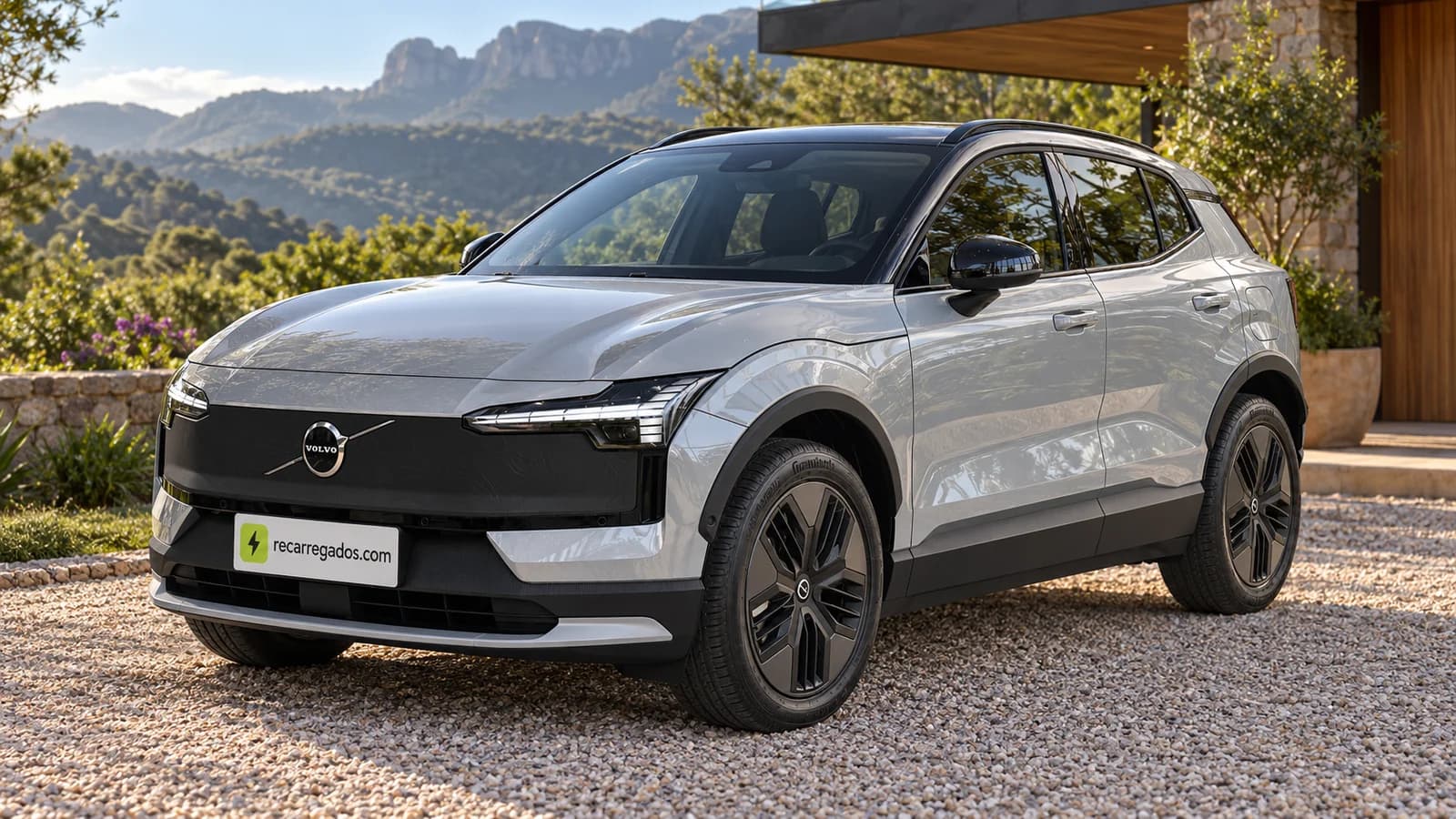 Volvo EX30 Cross Country prata, SUV elétrico em uma casa de campo, imagem gerada com IA a partir de foto real