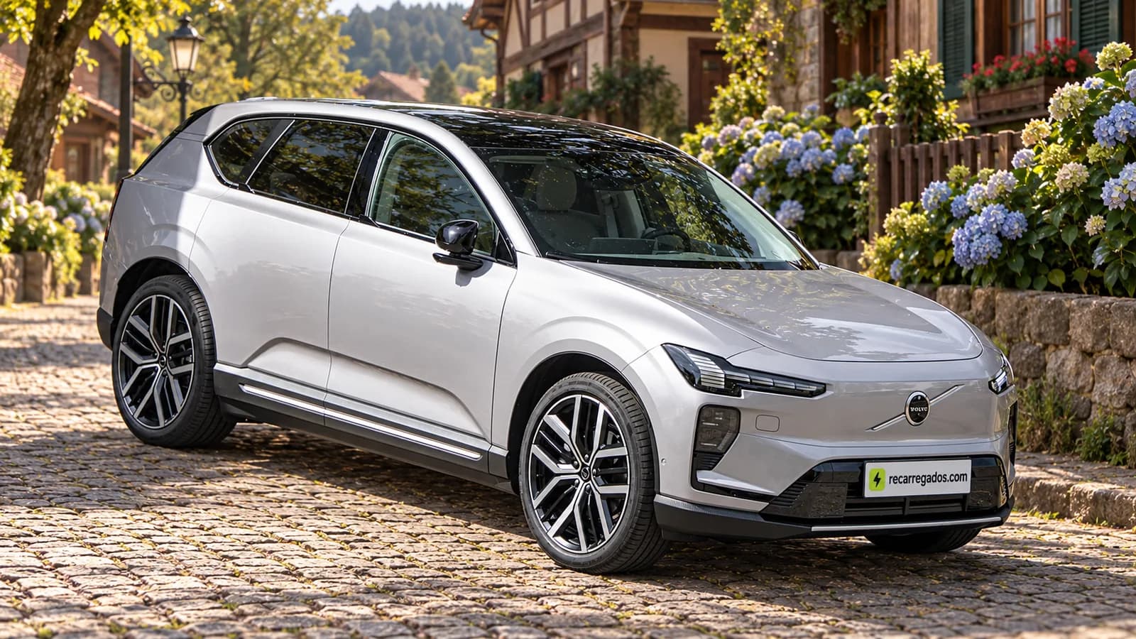 Volvo EX60 prata em rua com hortênsias da Serra Gaúcha, imagem gerada com IA a partir de foto real