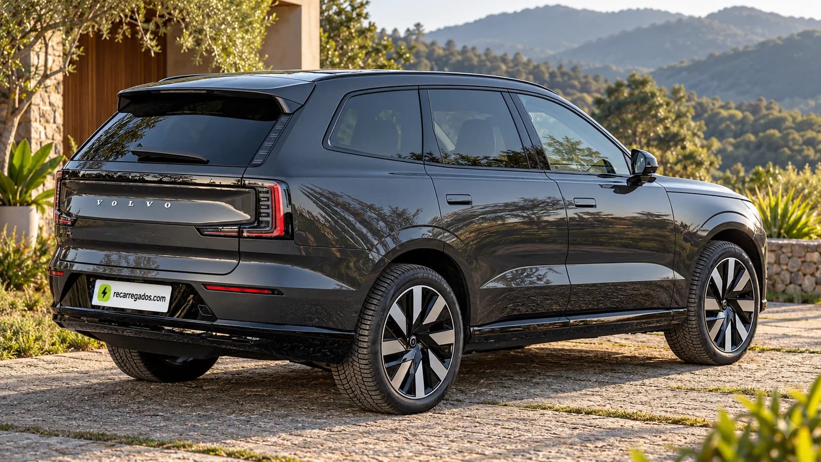 Volvo EX90 cinza, SUV elétrico em uma casa de campo, imagem gerada com IA a partir de foto real